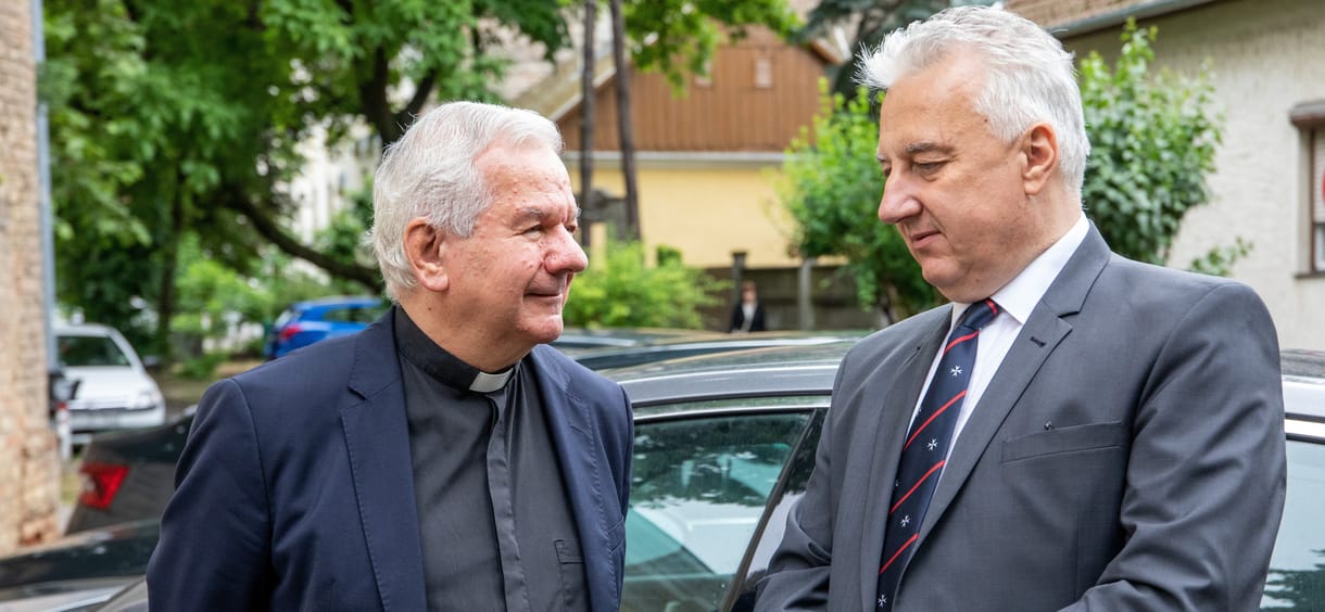Kövér megkímélte Semjént, hogy Kiss-Rigó László püspök havi 1,2 milliós fizetését kelljen bibliai példával magyaráznia