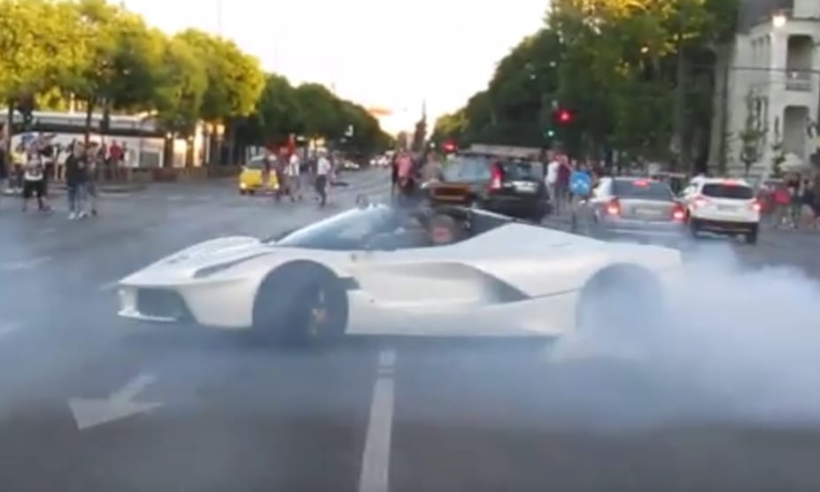 A Hősök terénél, a forgalomban égetett gumit Ferrarijával a budapesti milliárdos – videó
