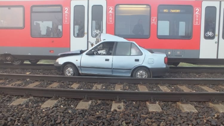 Elakadt a sínen a Suzuki, nagy baj lett belőle