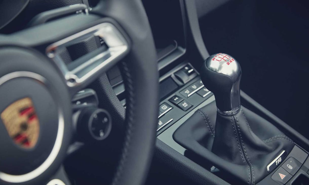 Jól kiszúrt szíve hölgyével a férfi, pedig egy Porschét ajándékozott neki nőnapra