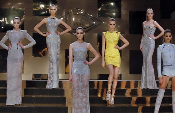 Újra Versace haute couture nyolc év után Párizsban (videó)