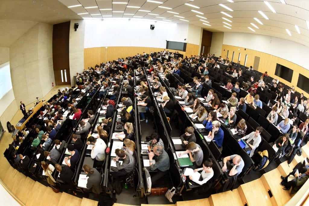 Hat magyar egyetem bírósághoz fordul, mert az EU kizárta a modellváltó intézményeket az Erasmus-programból
