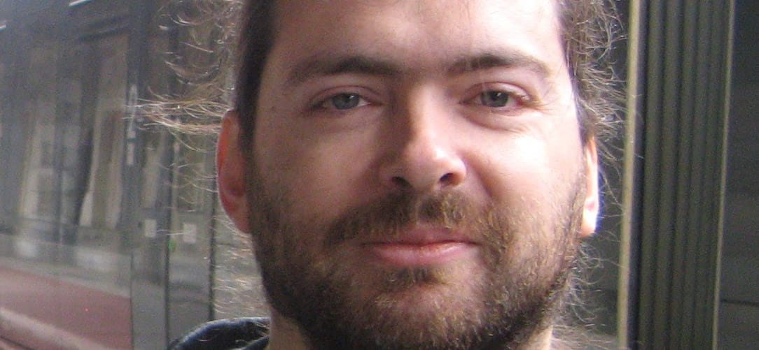 Átrágta magát a diktátorok agyzsibbasztó művein, és állítja, egyik sem tudott írni
