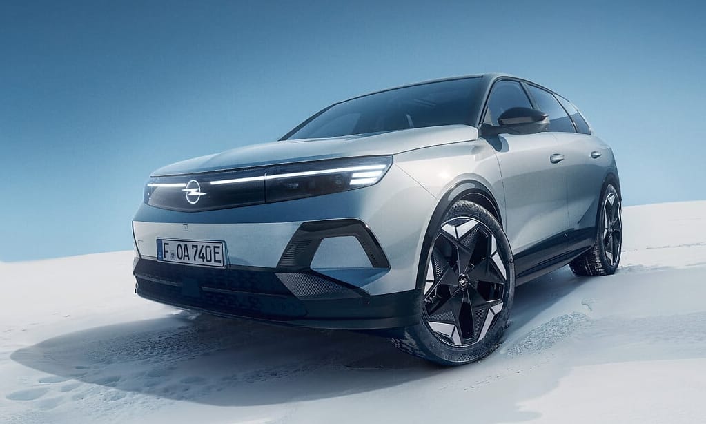 Ilyen Opel eddig még nem volt, 325 lóerővel hódít az újdonság