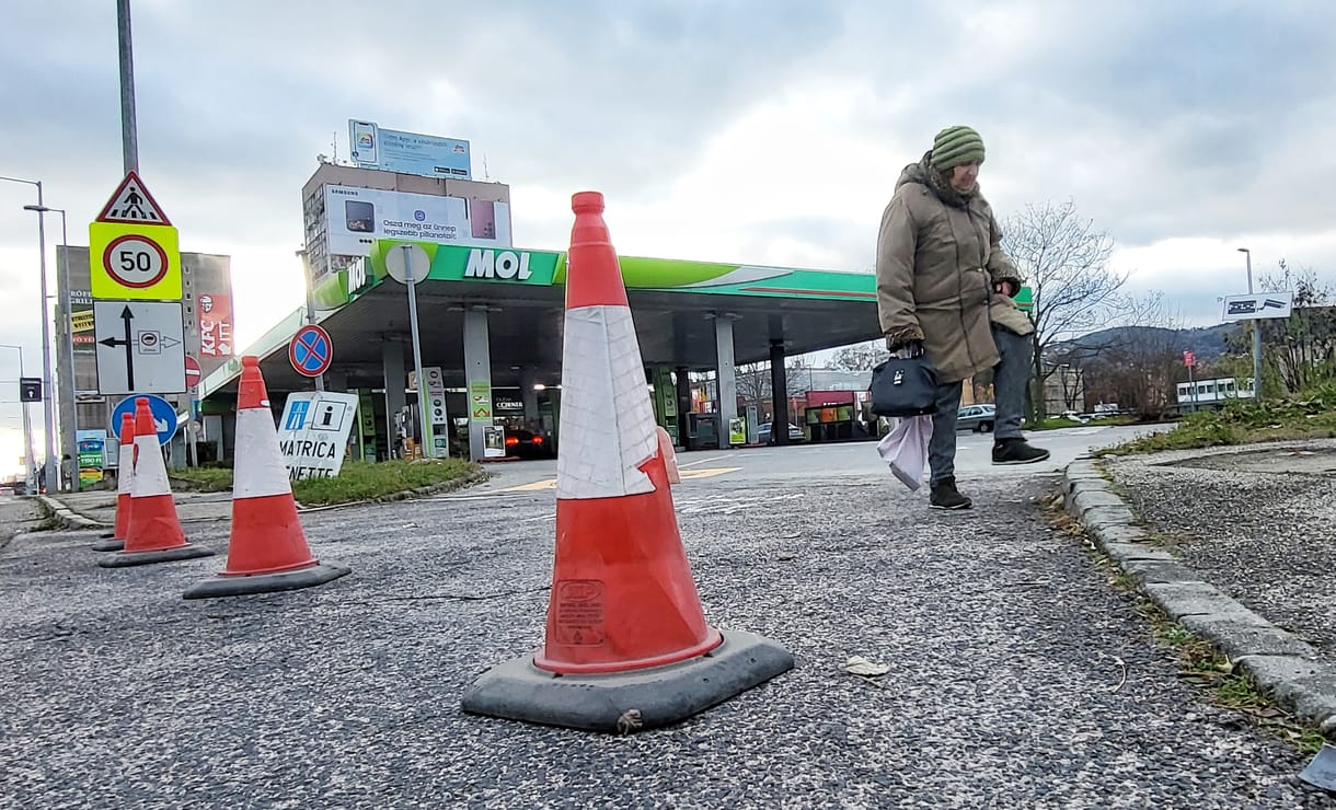 Dupla árrés van a magyar benzinen, ezért drágább, mint a szomszédban