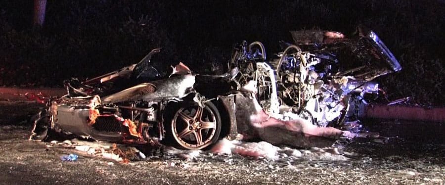 Hihetetlen, hogy élve szálltak ki ebből az összeroncsolódott Ferrariból – fotók