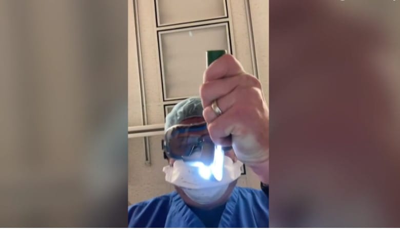 Videóban mutatja meg egy orvos, mit látnak a haldokló koronavírusos betegek utolsó perceikben
