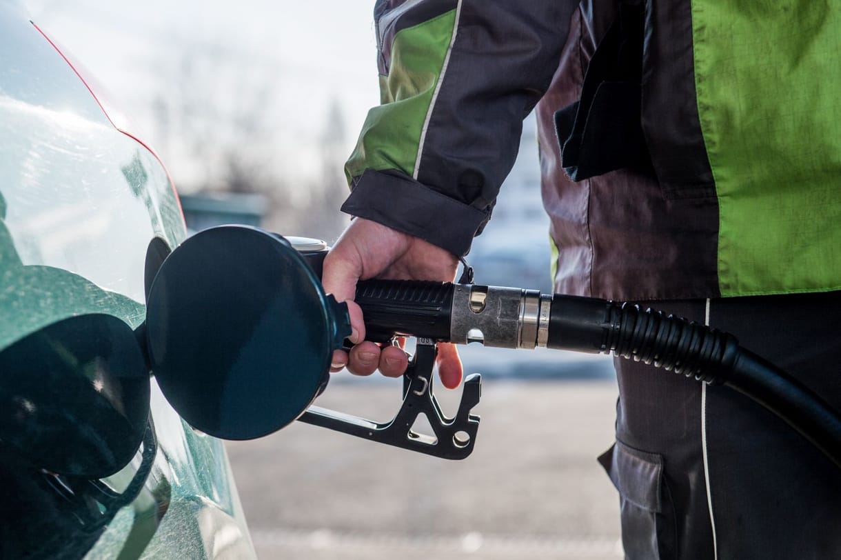 Megint csökkennek az üzemanyagárak, június közepe óta nem látott árak jöhetnek