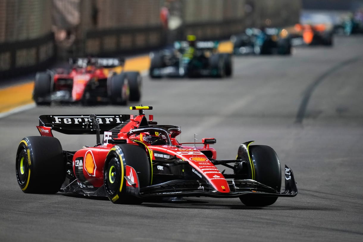 Megszakadt Verstappen szériája, Carlos Sainz nyerte a szingapúri F1-nagydíjat