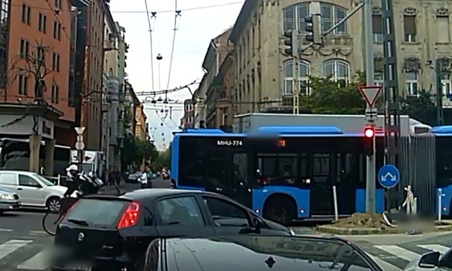 Záróvonal, piros lámpa és gyalogos-átkelőhely – ezt az autóst egyik sem zavarta