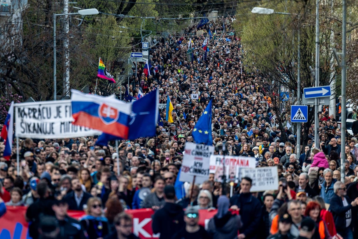 Ezrek tüntettek Pozsonyban az orosz típusú civilellenes törvény miatt