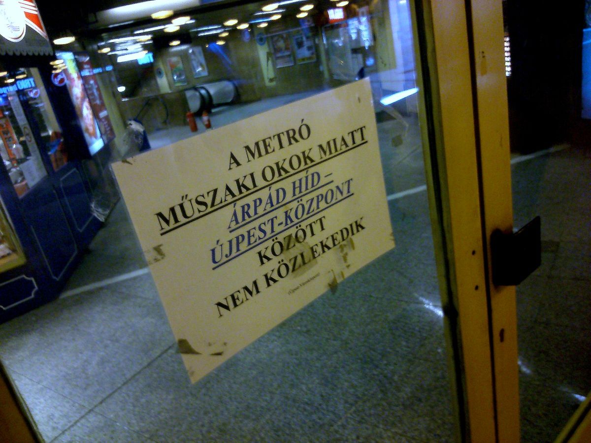 Kora hajnalban lerobbant a 3-as metró