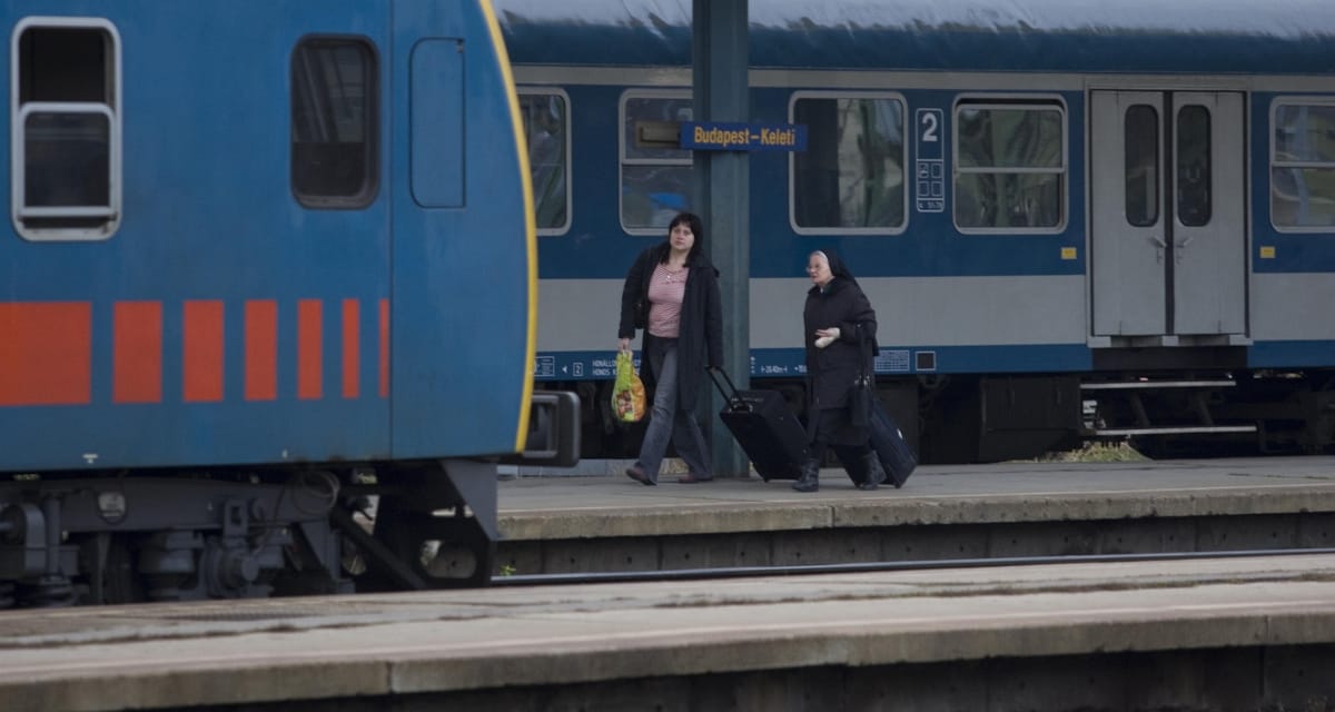 Újra járnak a vonatok Szolnoknál, de csak egy vágányon