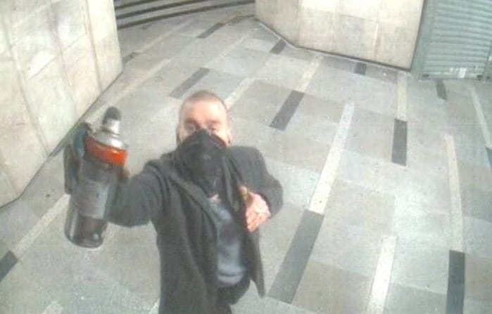Telibe kapta a biztonsági kamera a Blaha Lujza téri firkálót