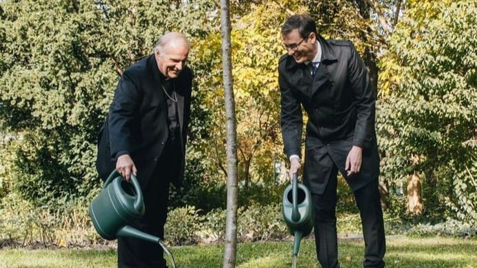 Szabad Európa: Karácsonyék az orosz és a belarusz nagykövetet is meghívták „a béke fája” ültetésére, amit emiatt több diplomata bojkottált