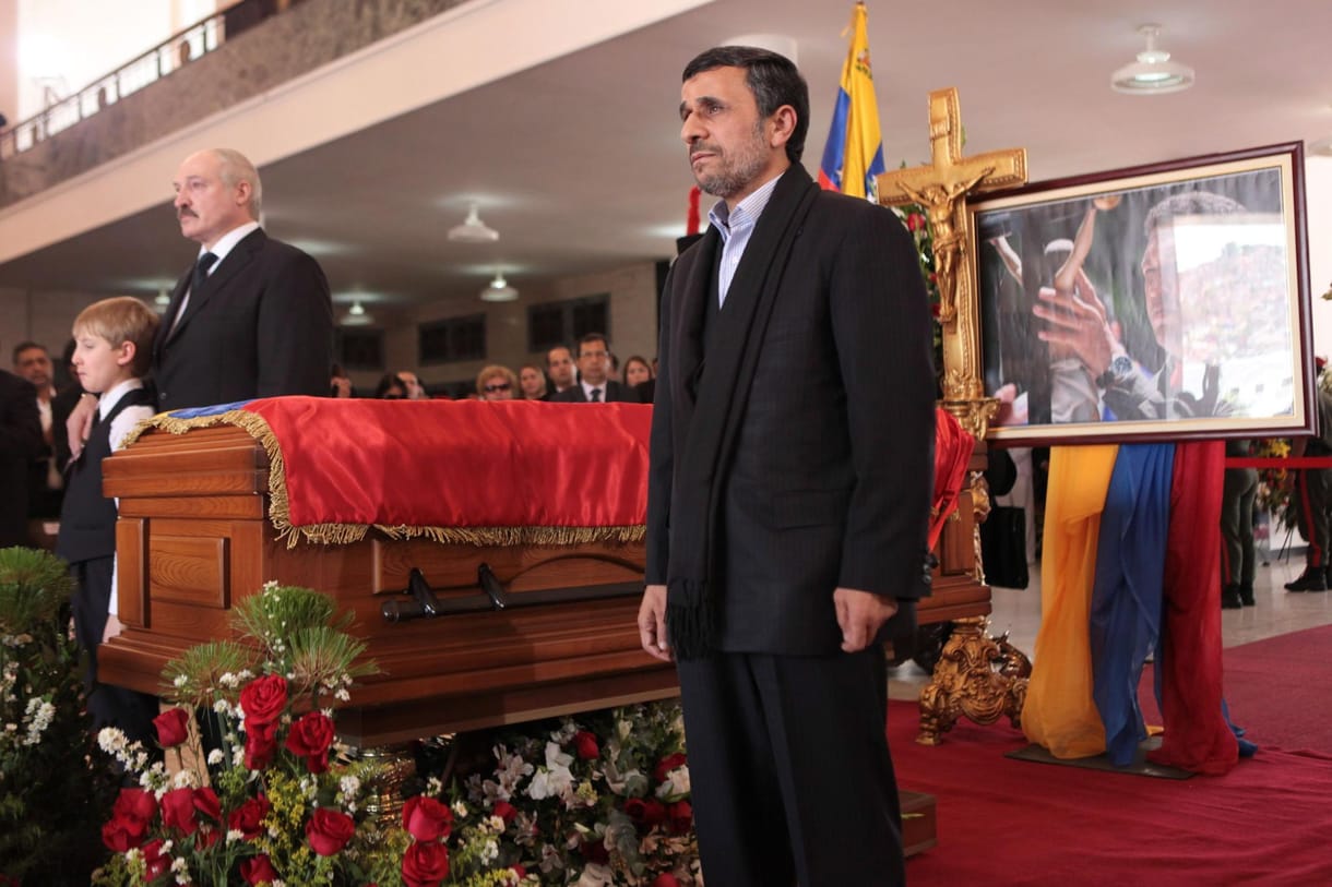 Ahmadinezsád és Lukasenka őrizte Chávez koporsóját - fotó