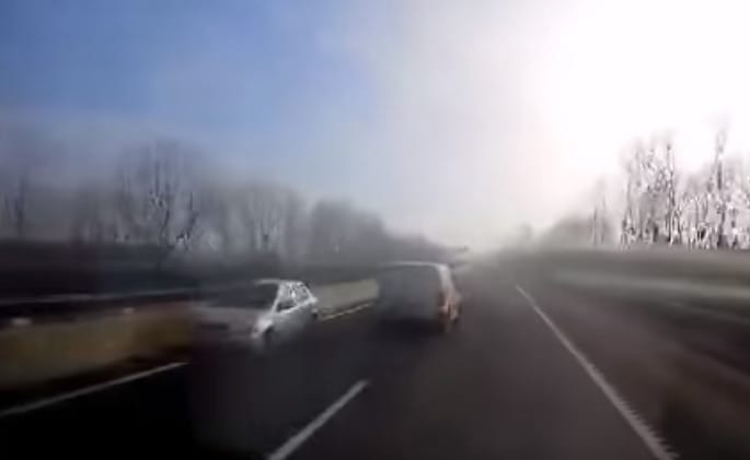 A forgalommal szemben hajtó autóst videóztak az M2-esen