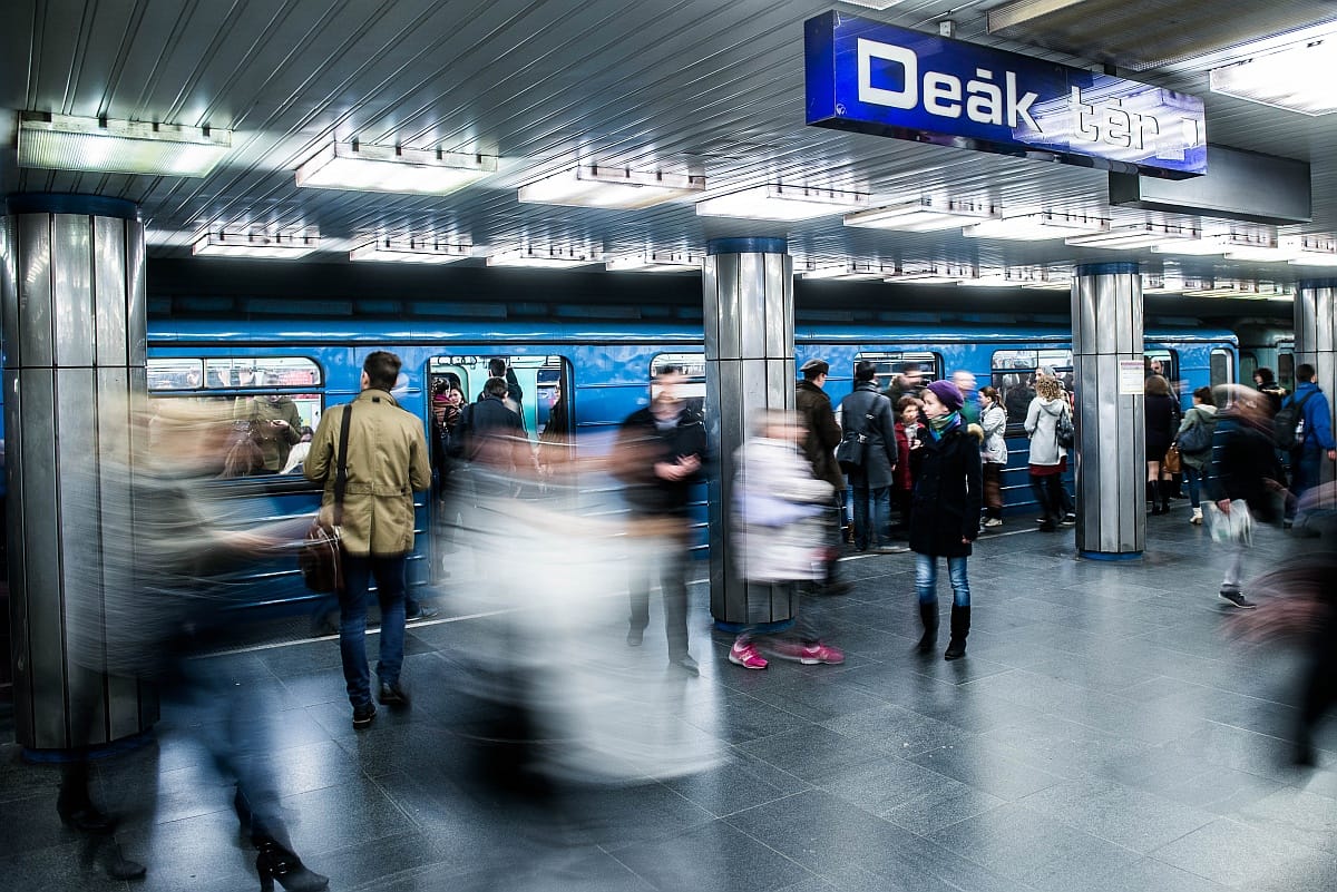 Leszakadt egy lámpa burkolata a Deák téri metróállomáson