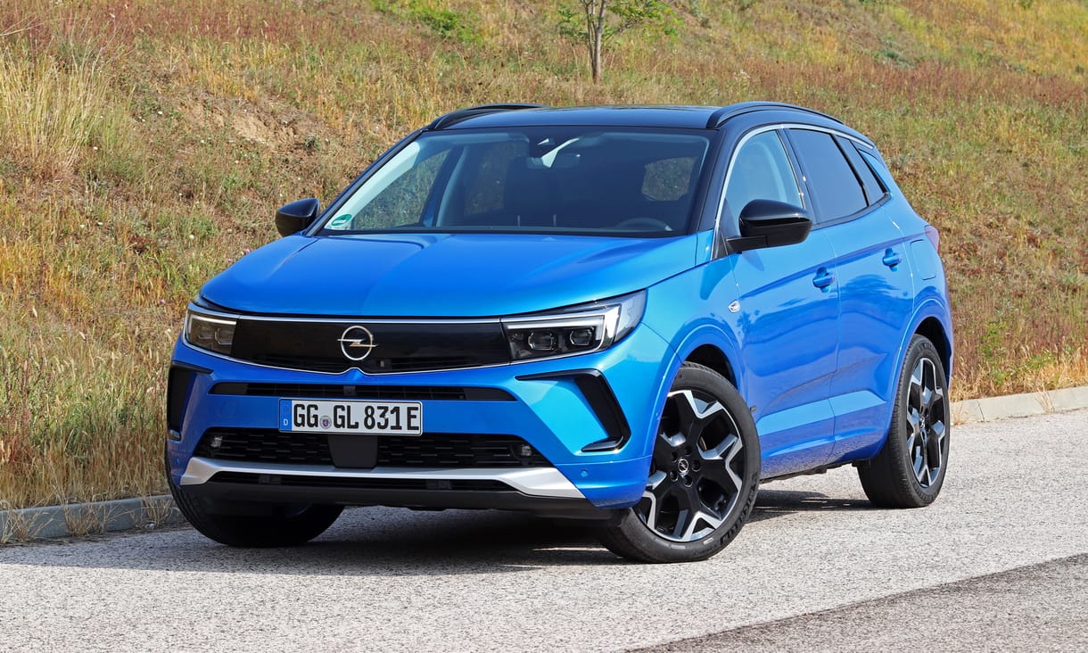 X nélkül, új Opel arccal: kipróbáltuk a 300 lóerős hibrid Grandlandet