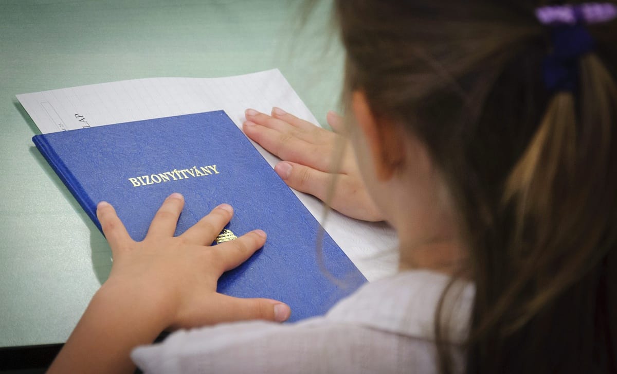 Az iskola kiadta a bizonyítványokat, állítson ki ön is bizonyítványt az iskoláról!