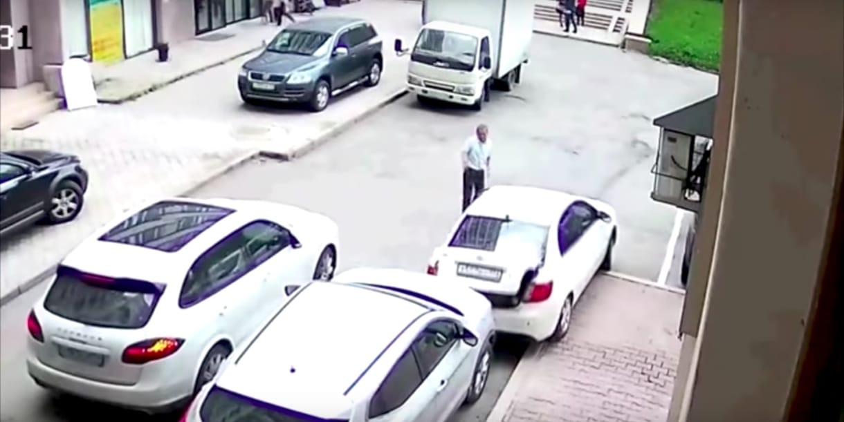 Ilyen nincs is: íme a világ legrosszabb parkolása – videó