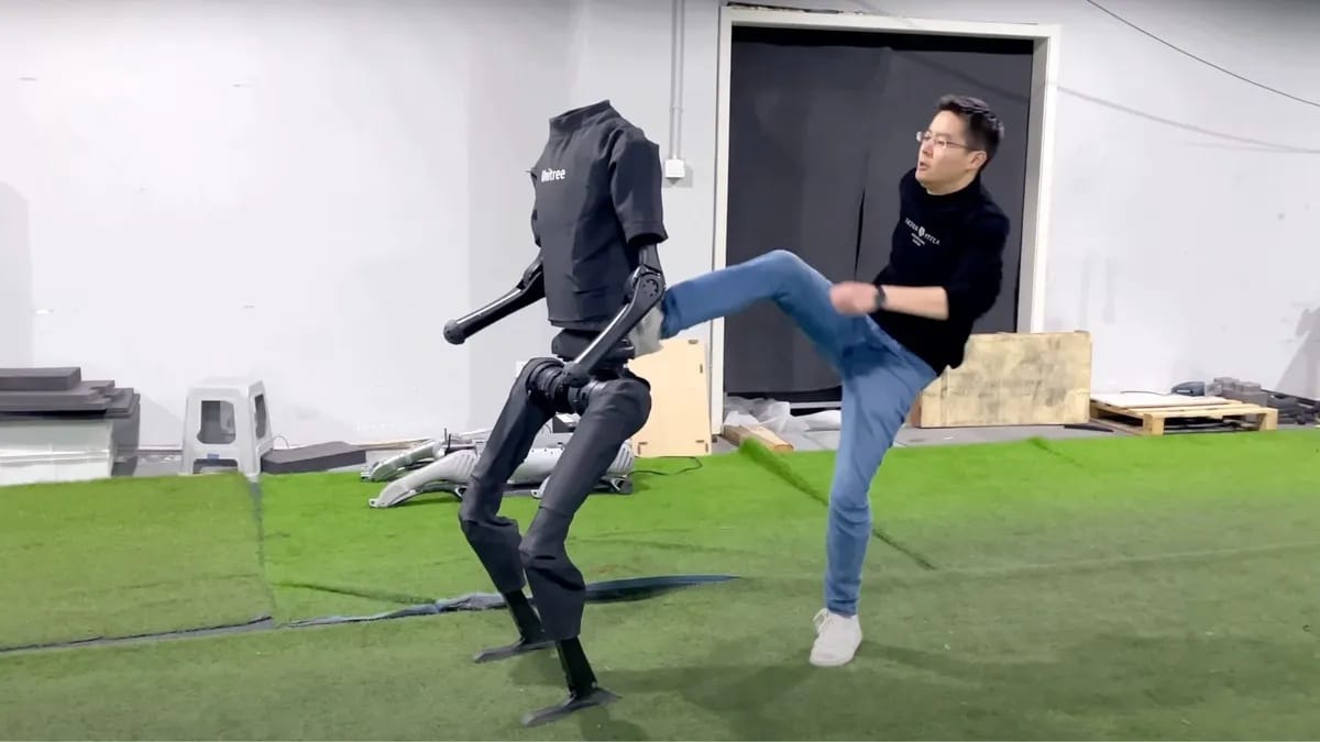 180 cm magas, és felrúgni sem igen lehet az új kínai humanoid robotot – videó