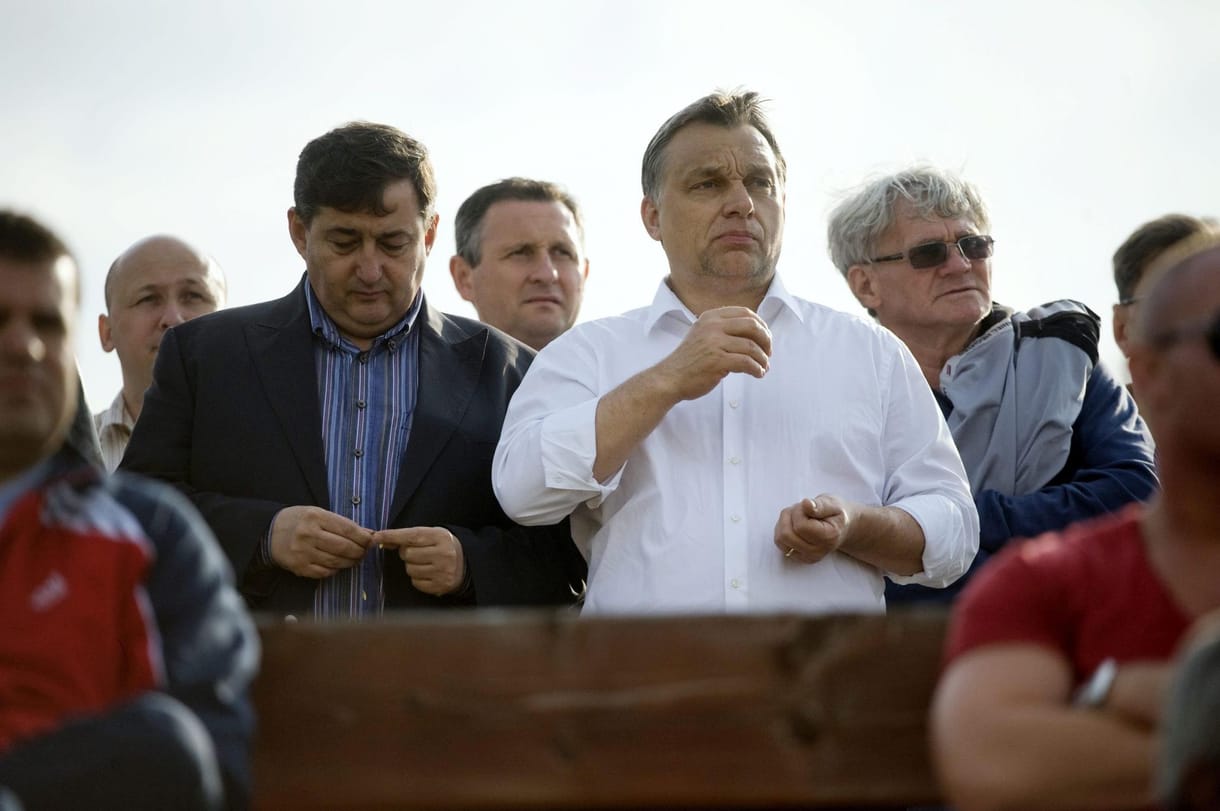 Mészáros Lőrinc ott liheg Csányi Sándor nyakában
