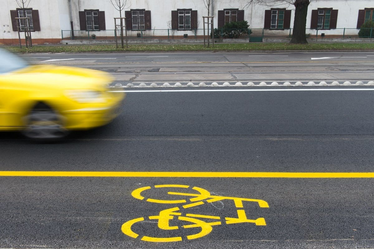 Már a bickliutak kátyúit is fel lehet jelenteni