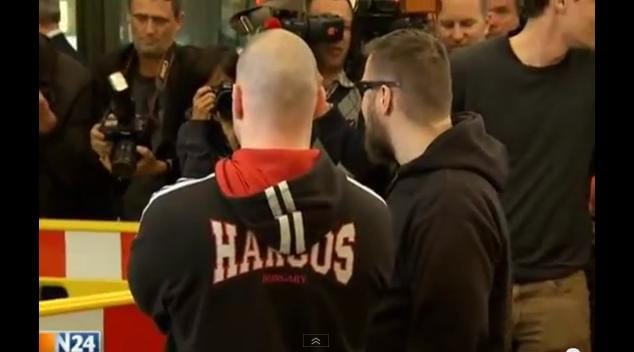 Harcos Hungary pulóverben tűnt fel egy férfi a neonáci tárgyalásán