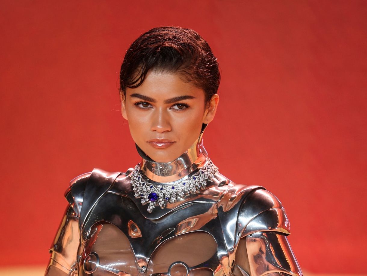 Zendaya átlátszó műanyag mögé 