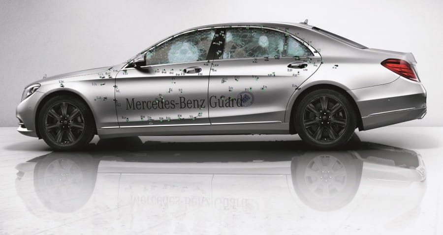 Csak a szélvédője 135 kilogramm az új páncélozott S-osztályú Mercedesnek