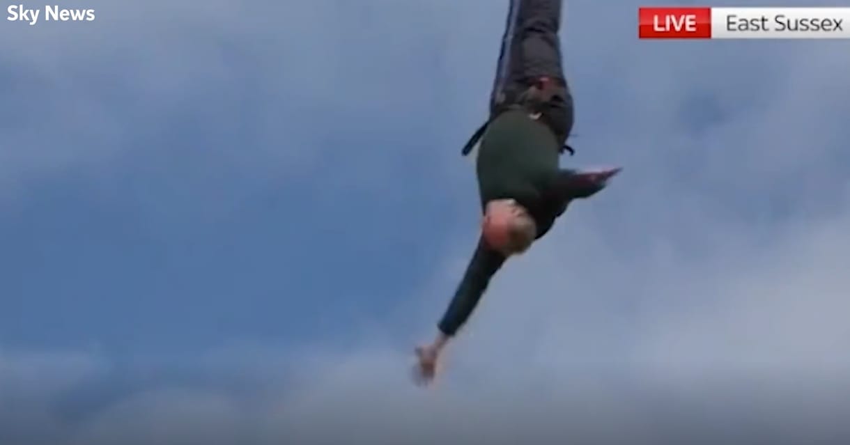 „Szavazz a Liberális Demokratákraaa!” – üvöltötte a bungee jumpingolva kampányoló brit politikus