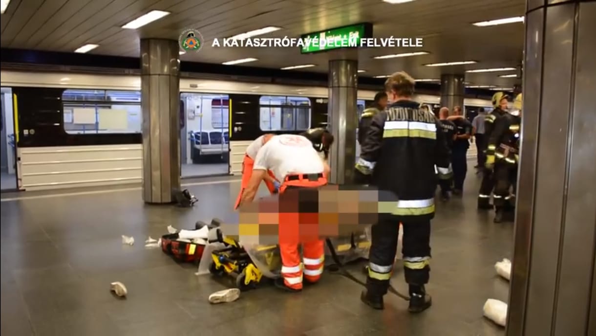 Itt a videó a szerdai metrógázolásról, így húzták ki a kocsi alól a sérültet