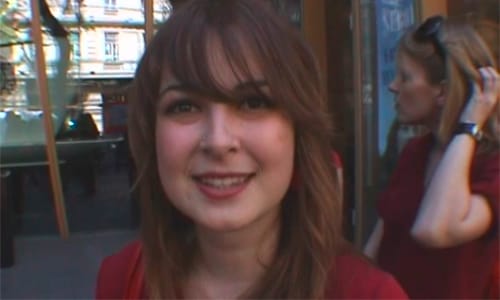 Piros ruhás lányok rohamozták meg a Sziget Sanyáját - videó
