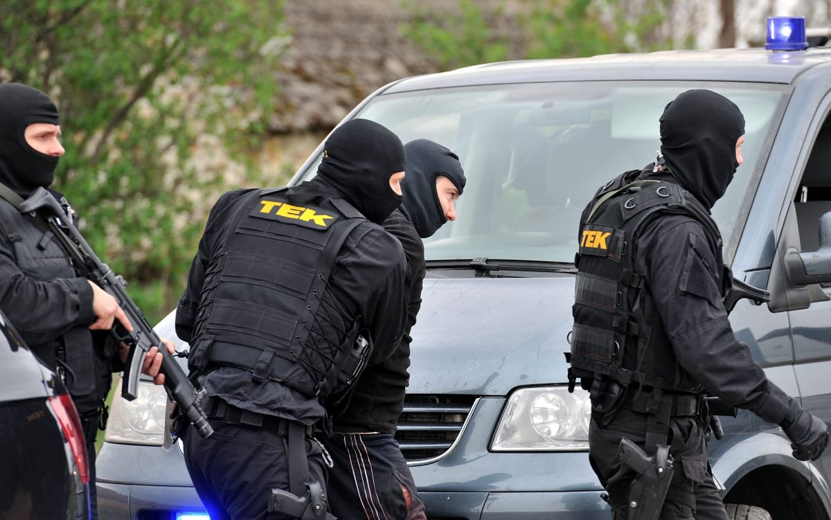 Fotók: rendőrök vezetik el a kulcsi elkövetőt
