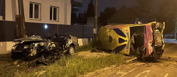 Mentővel ütközött egy autó Csepelen, egy ember meghalt és többen megsérültek