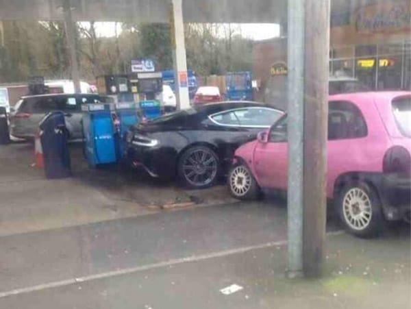 Filléres Corsa tört össze egy Aston Martin DBS-t – fotó