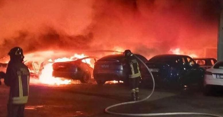 Tizenhét Tesla égett porrá egy római autókereskedésben – nyomoznak a hatóságok