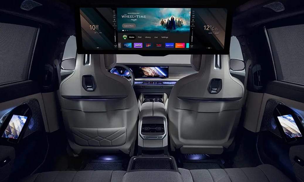 Már Magyarországon is rendelhető gigantikus hátsó 8K kijelző a 7-es BMW-be