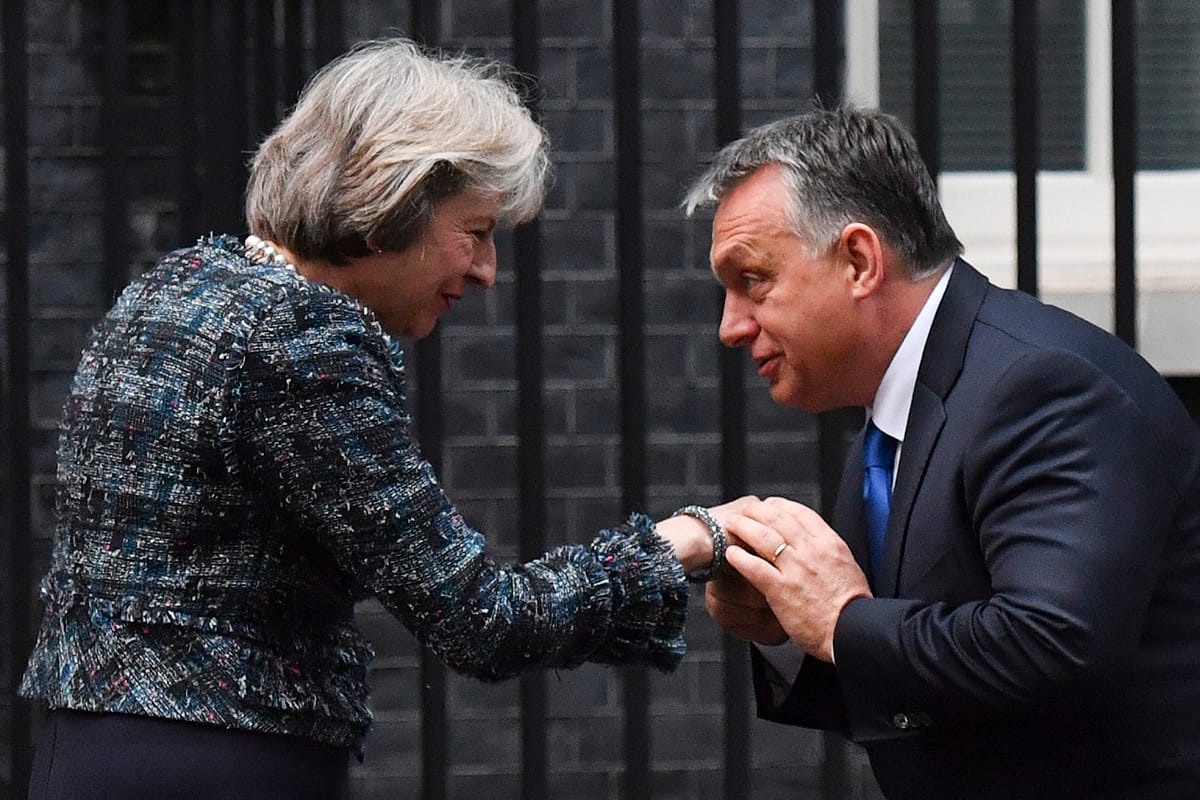 Theresa May hivatala arra kéri politikusait, határolódjanak el Orbántól