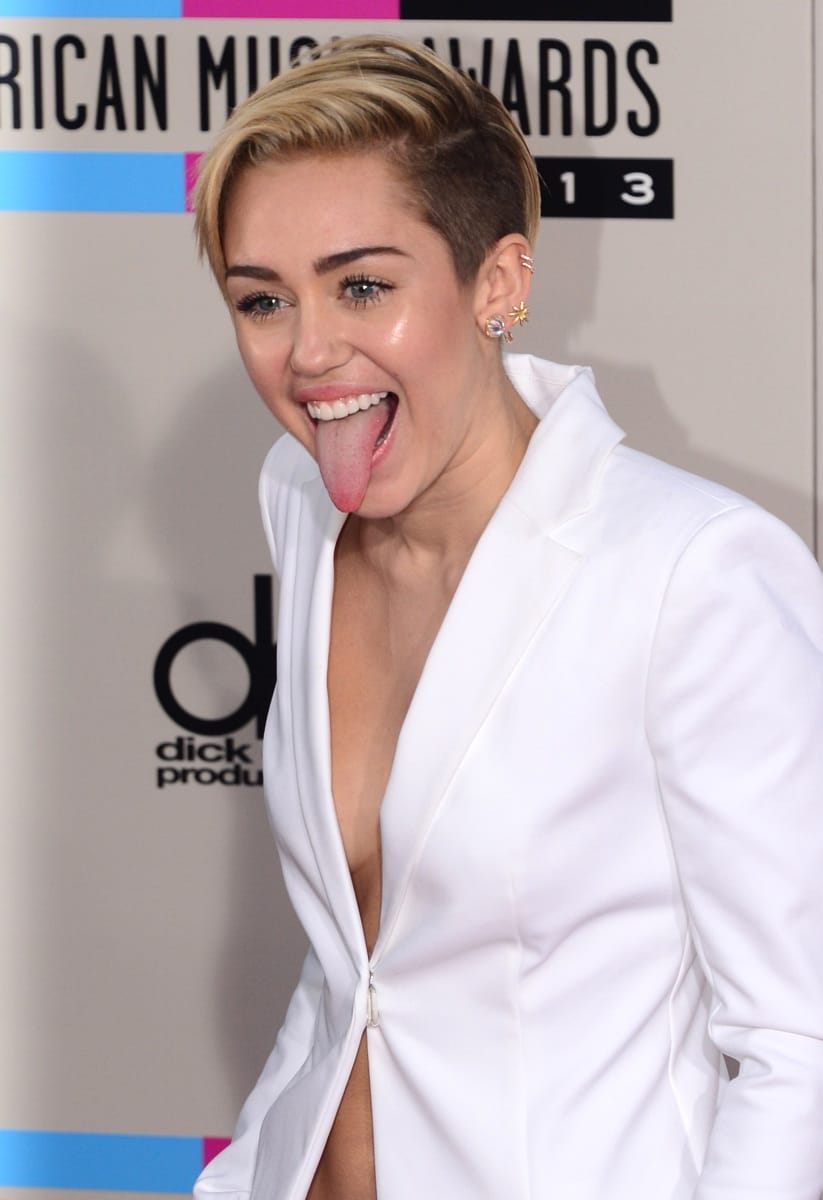 Kiderült, miért dugja ki állandóan a nyelvét Miley Cyrus