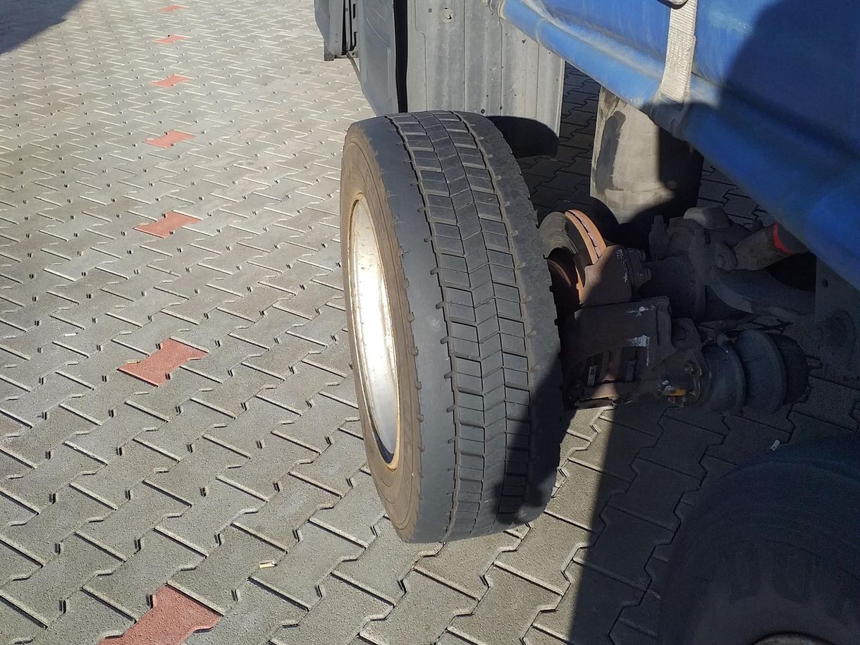 Szokatlan módon pótolta defektes kerekét egy kamionos – fotók