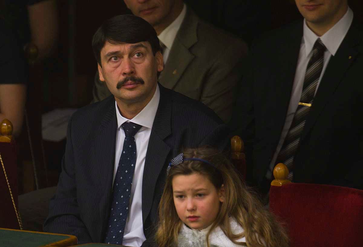 Tóta W.: Szolgálat alól felmentve