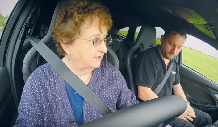 Szuperaranyos a driftelni tanuló nagymama – videó