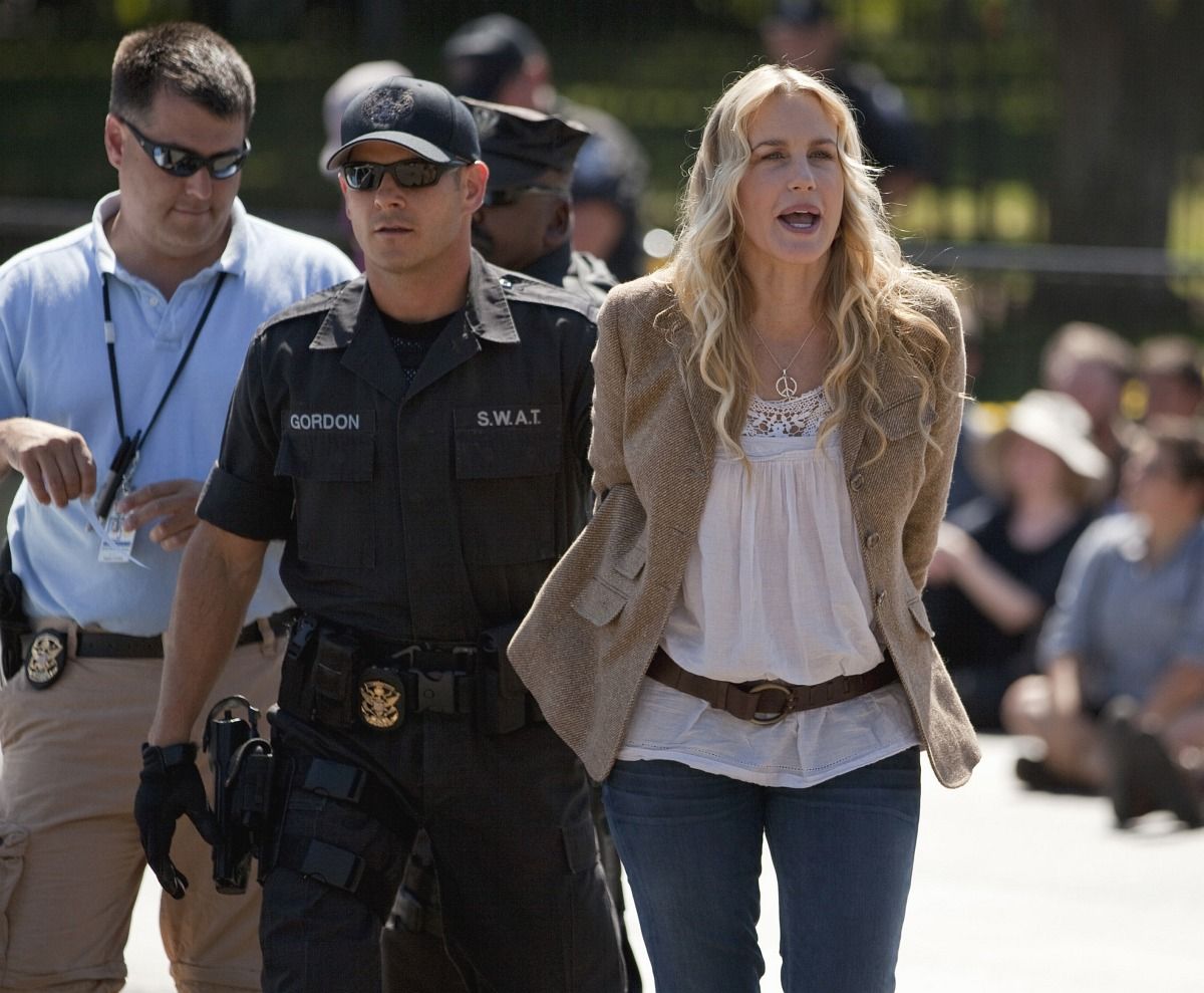 Megbilincselték Daryl Hannah-t