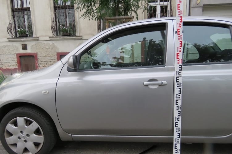 Parkoló autóból lopott, 100 méterre jutott, amikor elfogták