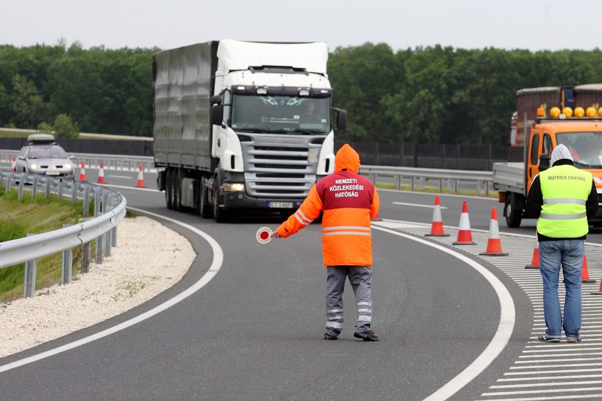 Óvatosan a nyári száguldással külföldön, itthon is behajtják a büntetést