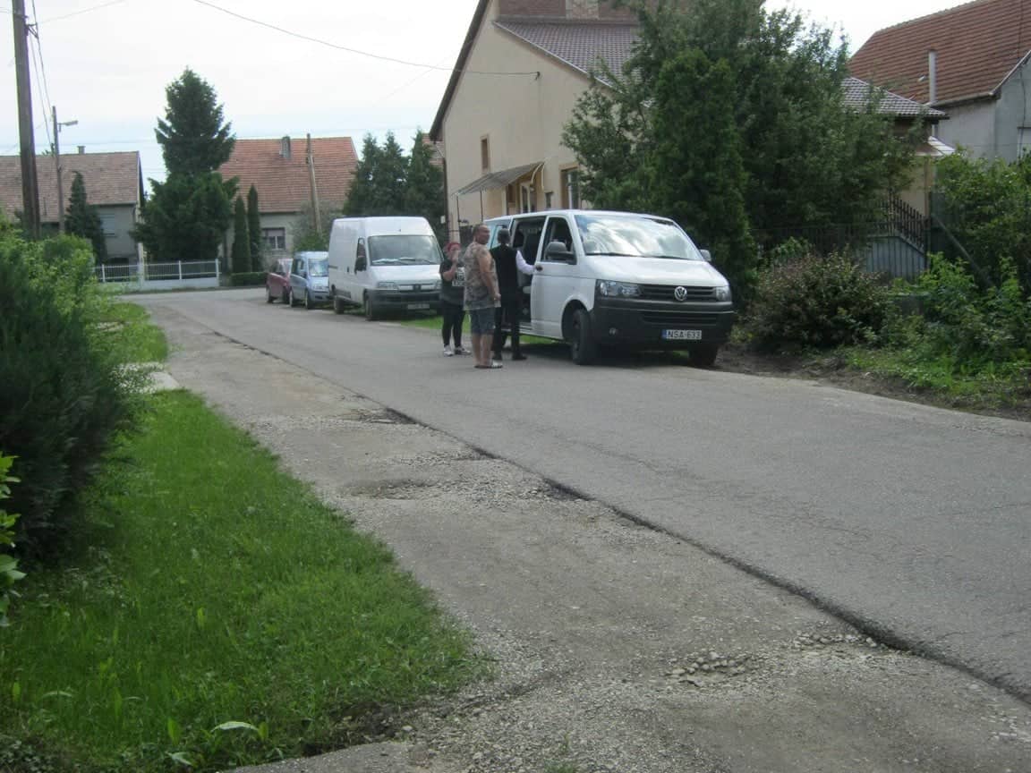 Buszoztatták a romákat Felsőzsolcán, feljelentést tett az MSZP