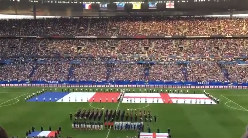 Több ezer francia énekelte az angol himnuszt a francia-angol meccs előtt – videó