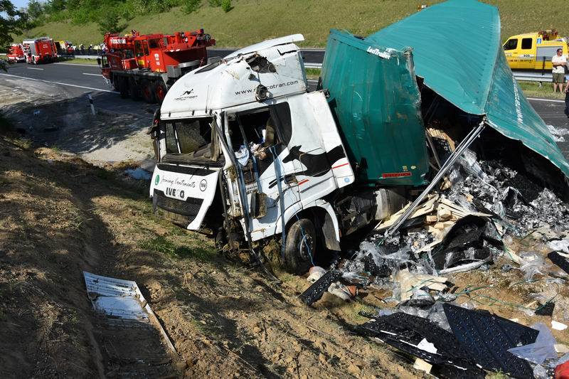 Fotók: Égő autóból kimentett gyerekeket nyugtattak a tűzoltók az M7-esen